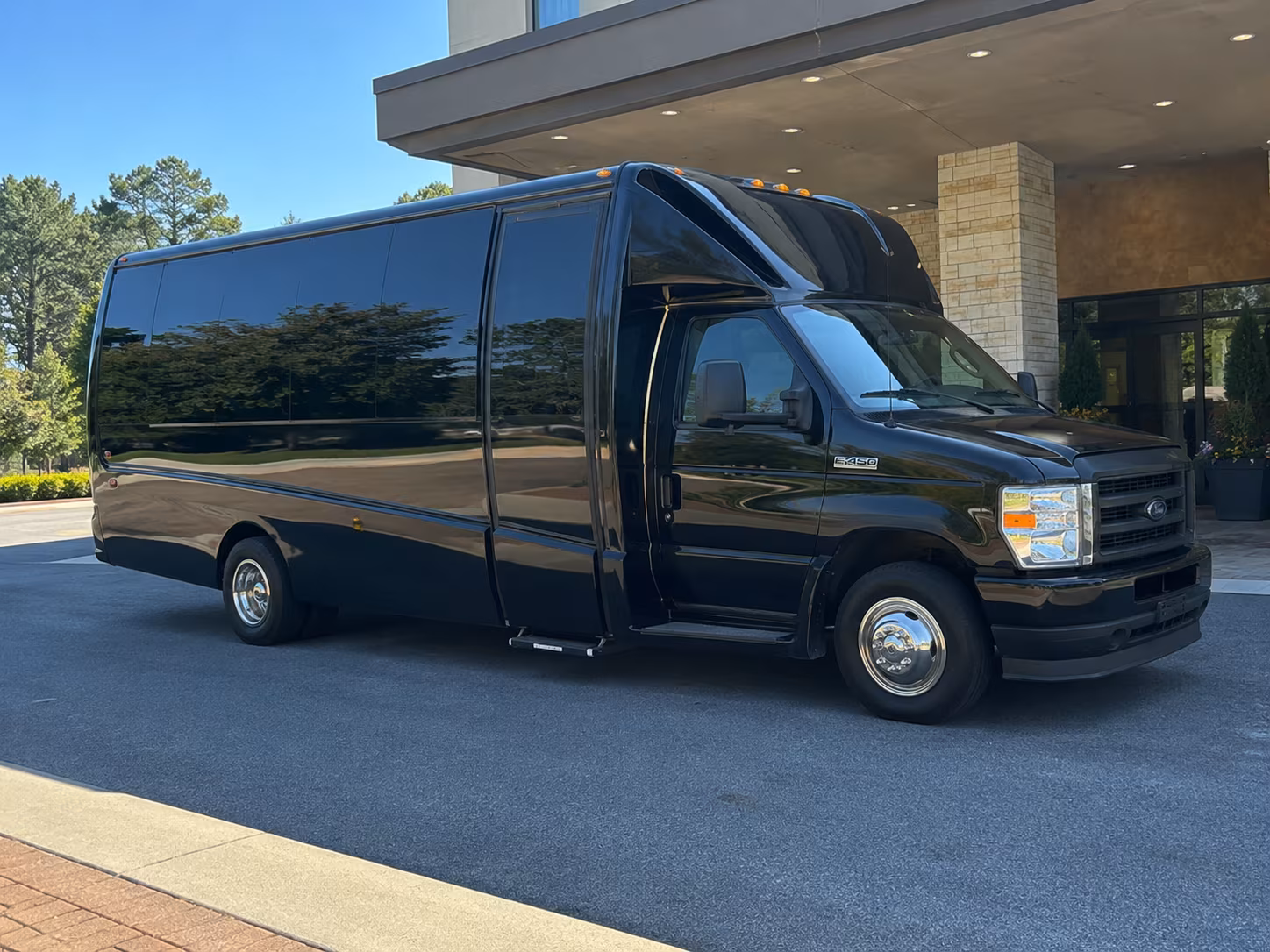 auroracharterbuscompany com makes finding prom and graduation transportation in aurora easy